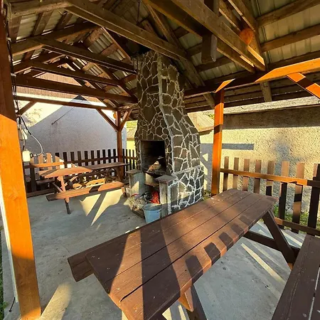 Dom Pri Masi - The Lakeside House 펜션